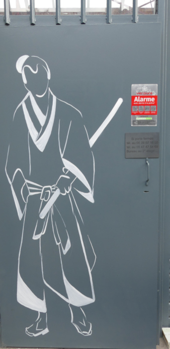 Samouraï peint sur porte en métal. Monochrome gris et blanc.
